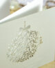 PALUXA_Florale_Weihnachtskugel_Silber_detail3.jpg Zoom-In PALUXA Lasercut-Weihnachtskarte mit floraler Weihnachtskugel, stehend, oben, Farbe Silber.