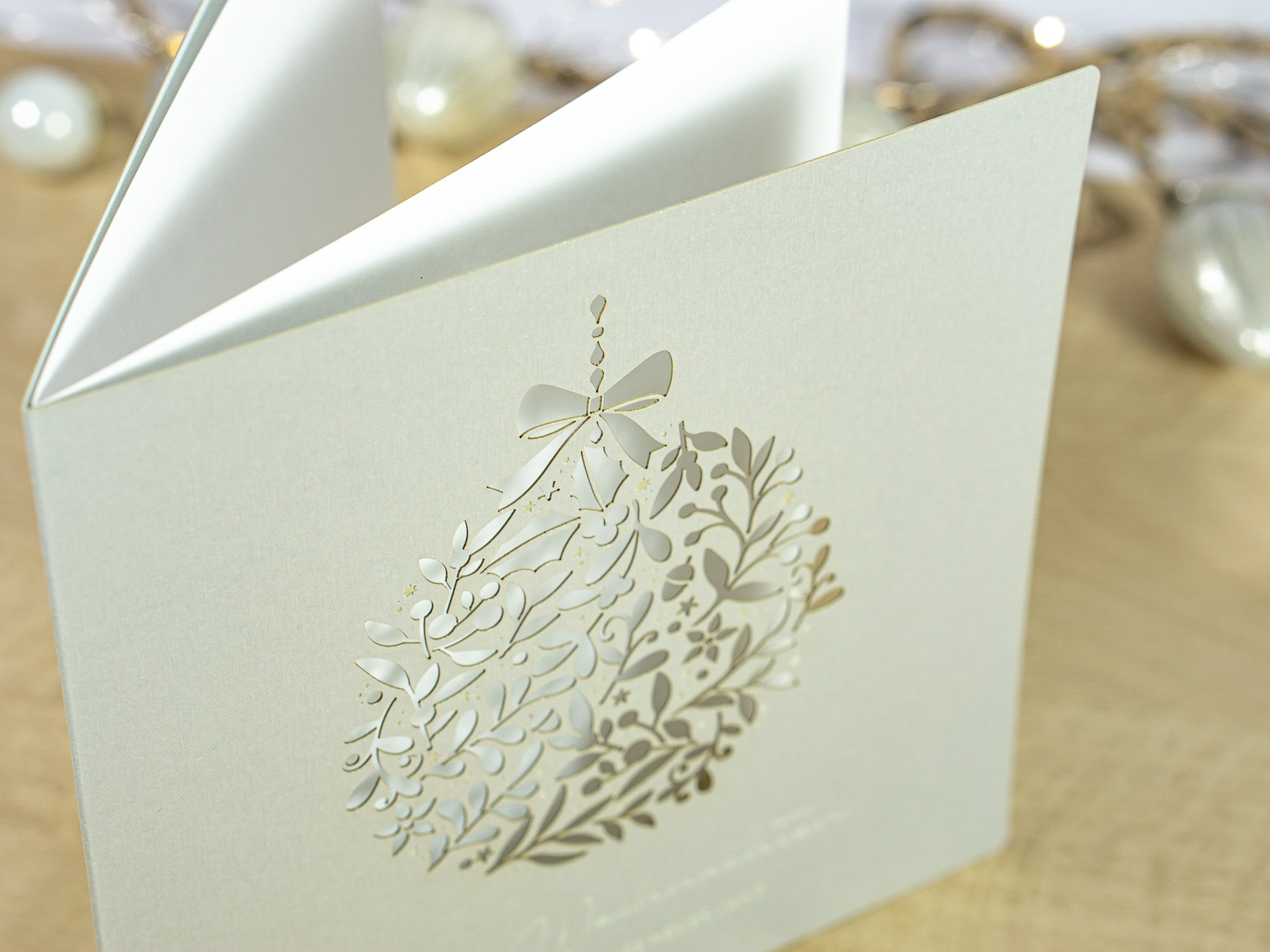 Zoom-In PALUXA Lasercut-Weihnachtskarte mit floraler Weihnachtskugel, stehend, oben, Farbe Silber.