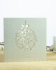 PALUXA_Florale_Weihnachtskugel_Silber_stehend.jpg PALUXA Lasercut-Weihnachtskarte mit Floraler Weihnachtskugel, stehend, in Farbe Silber.