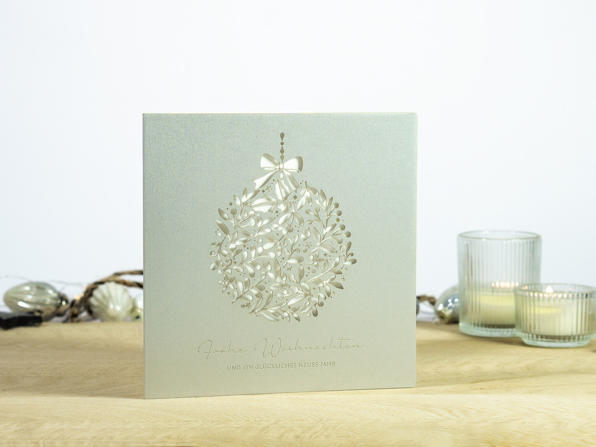 PALUXA Lasercut-Weihnachtskarte mit Floraler Weihnachtskugel, stehend, in Farbe Silber.