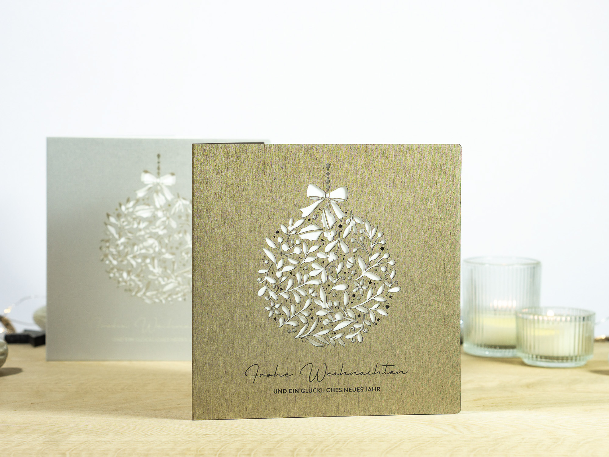 Zwei Farbvarianten PALUXA Lasercut-Weihnachtskarte mit Floraler Weihnachtskugel, stehend, in Farben Brownsilver und Silber.