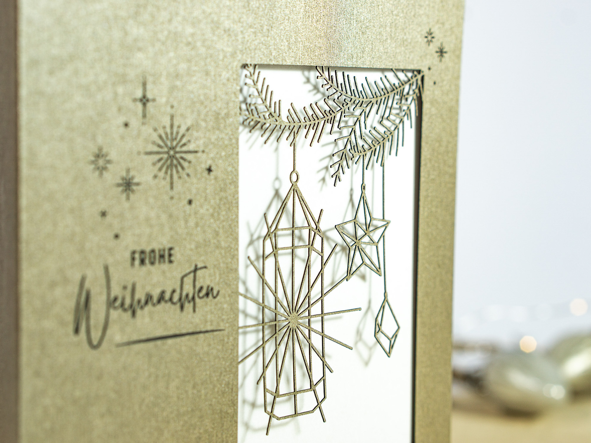 Zoom-In PALUXA Lasercut-Weihnachtskarte mit Laternen Motiv, stehend, Farbe Brownsilver.
