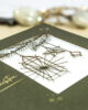 PALUXA_Leuchtende_Laterne_Forestgreen_detail3.jpg Zoom-In PALUXA Lasercut-Weihnachtskarte mit Laternen Motiv, liegend, detailreich, Farbe Forestgreen.