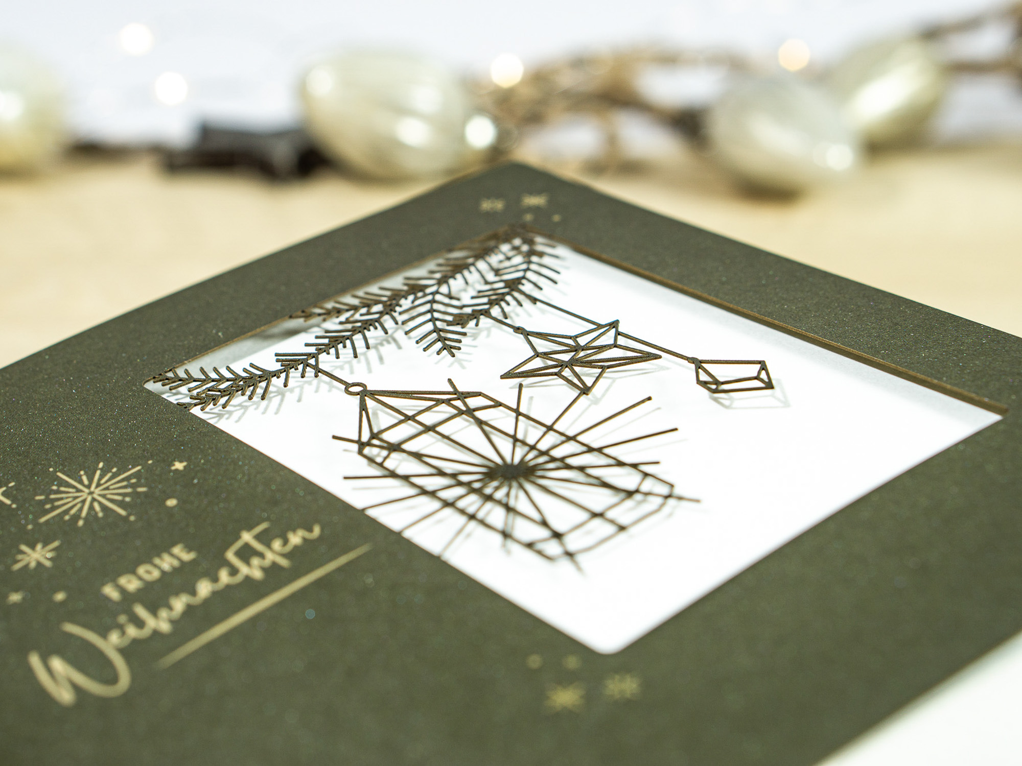 Zoom-In PALUXA Lasercut-Weihnachtskarte mit Laternen Motiv, liegend, detailreich, Farbe Forestgreen.