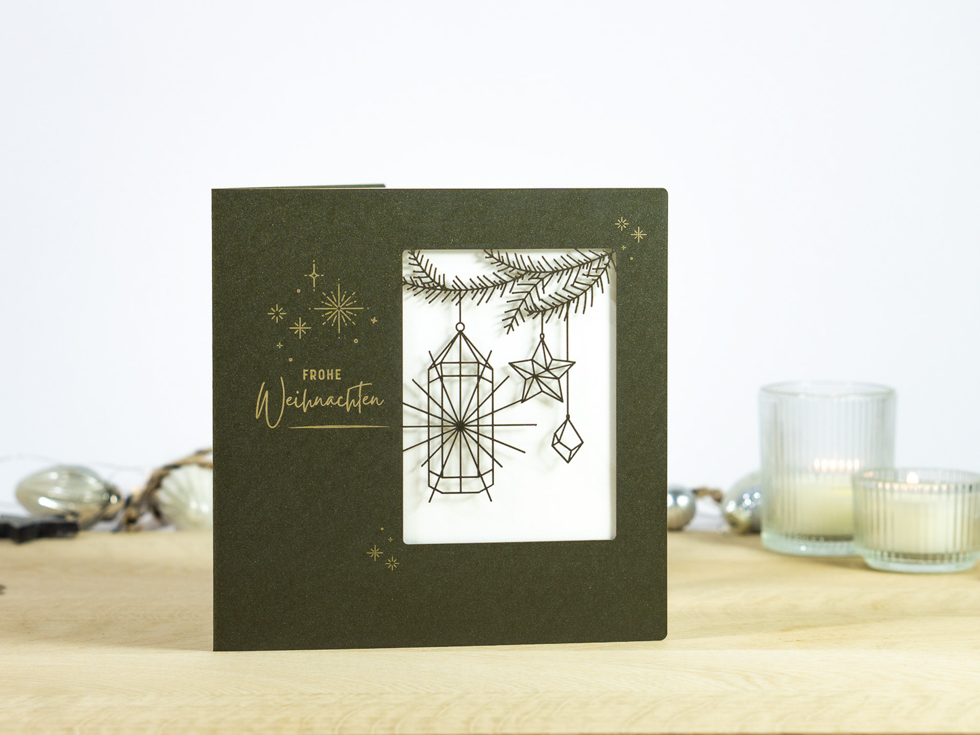 PALUXA Lasercut-Weihnachtskarte mit Laternen Motiv, stehend, in Farbe Forestgreen.