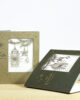 PALUXA_Leuchtende_Laterne_Varianten.jpg Zwei Farbvarianten PALUXA Lasercut-Weihnachtskarte mit Laternen Motiv, in Farben Forestgreen und Brownsilver.