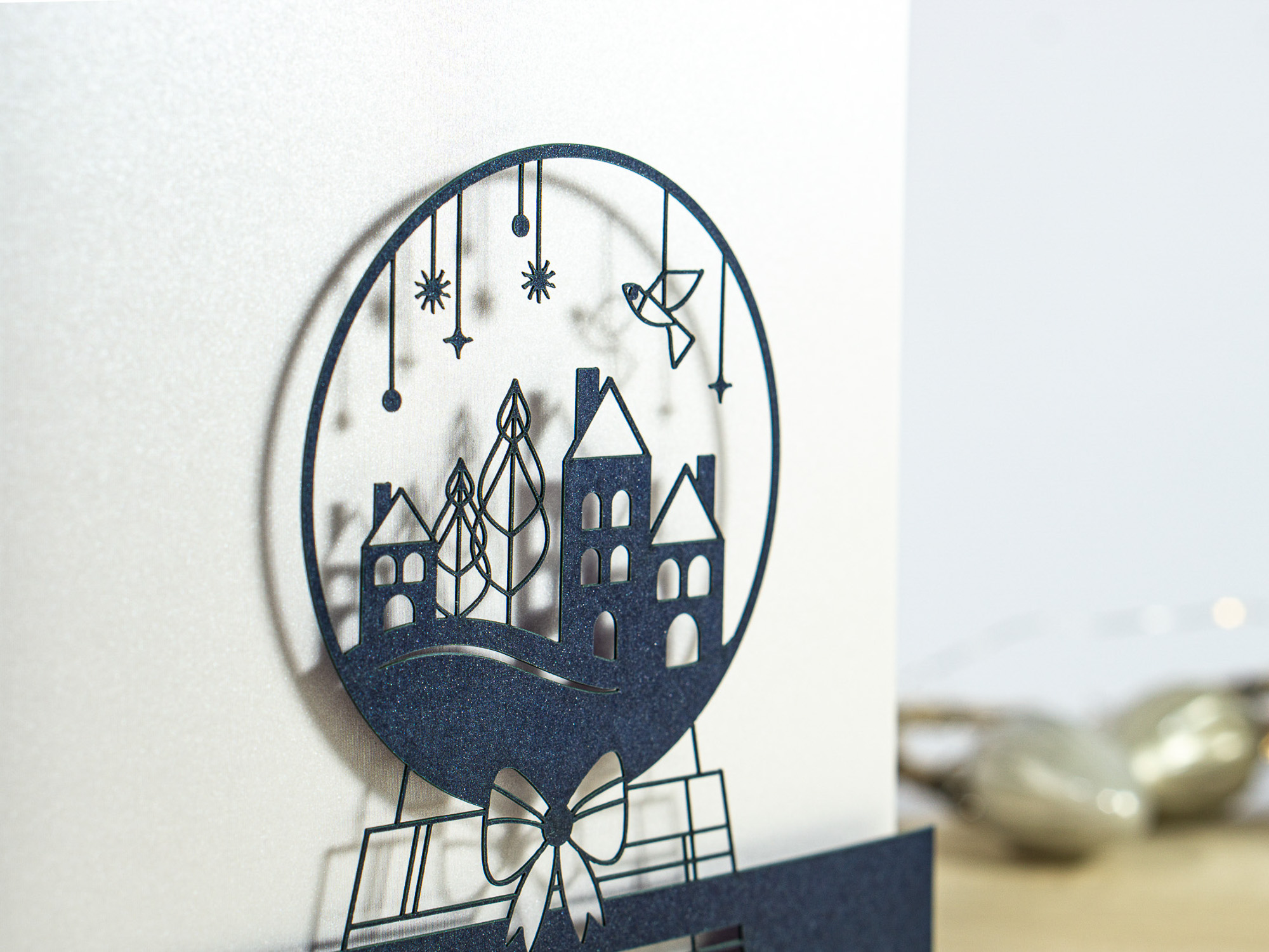 Zoom-In PALUXA Lasercut-Weihnachtskarte mit Schneekugel Motiv, stehend, Farbe Nachtblau.