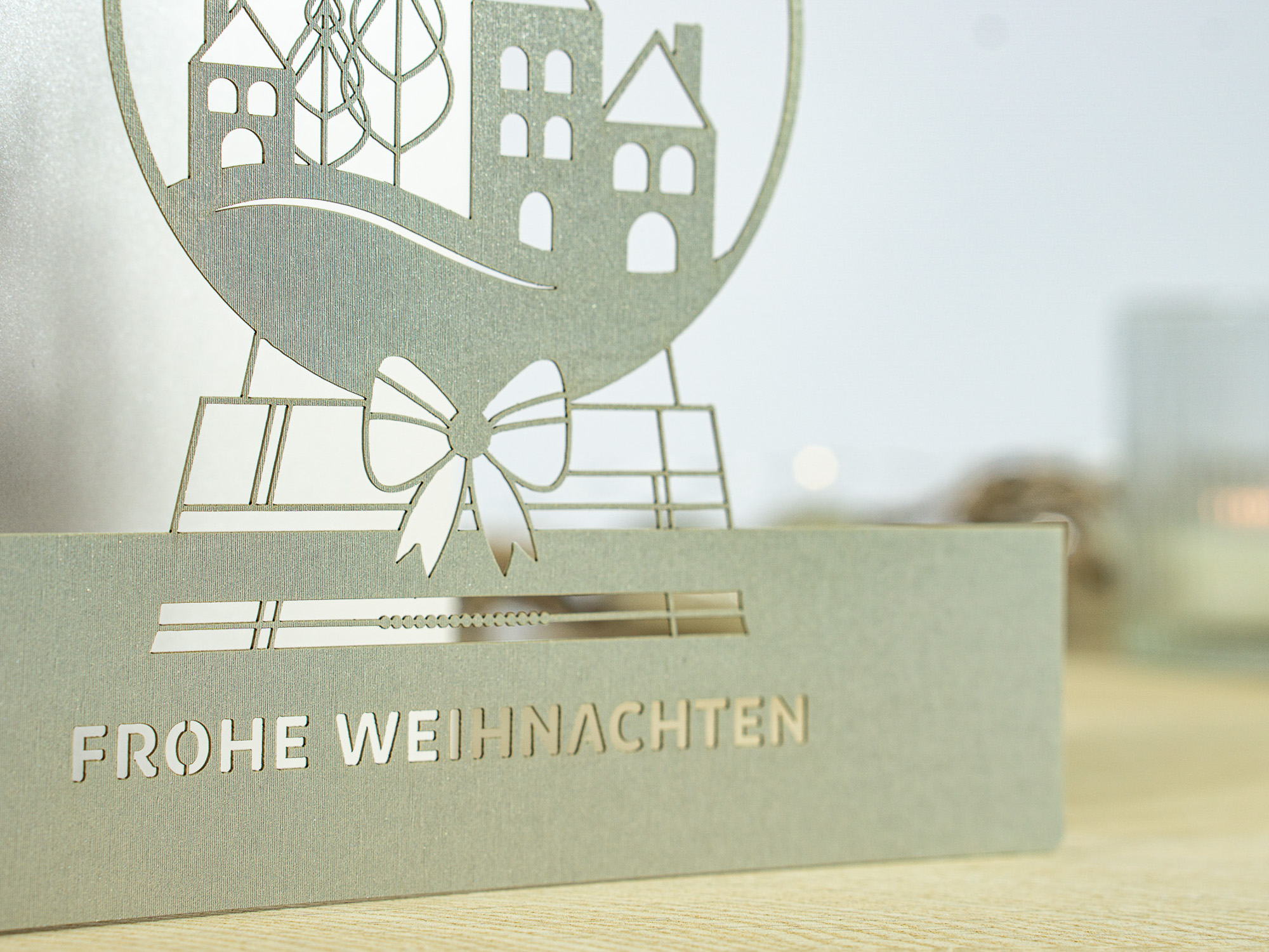Zoom-In PALUXA Lasercut-Weihnachtskarte mit Schneekugel Motiv, stehend, seitlich, Farbe Silber.