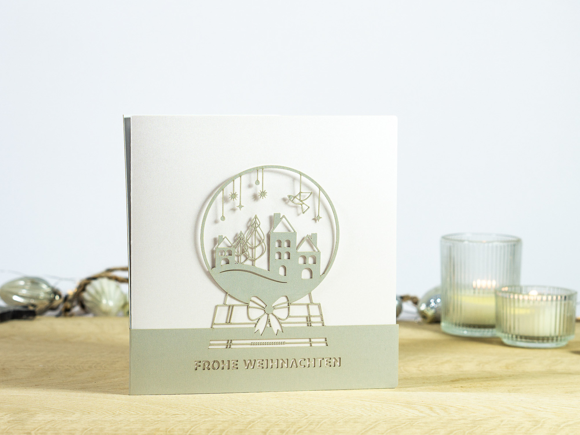 PALUXA Lasercut-Weihnachtskarte mit Schneekugel Motiv, stehend, in Farbe Silber.