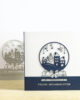 PALUXA_Schneekugel_Dorf_Variante_Nachtblau.jpg Zwei Farbvarianten PALUXA Lasercut-Weihnachtskarte mit Schneekugel Motiv, stehend, in Farbe Nachtblau und Silber.