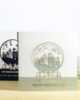 PALUXA_Schneekugel_Dorf_Variante_Silber.jpg Zwei Farbvarianten PALUXA Lasercut-Weihnachtskarte mit Schneekugel Motiv, stehend, in Farbe Silber und Nachtblau.