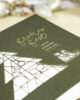 PALUXA_Weihnachtsbaum_Frohes_Fest_Forestgreen_detail1.jpg Zoom-In PALUXA Lasercut-Weihnachtskarte mit Frohes Fest Gravur, liegend, seitlich, Farbe Forestgreen.