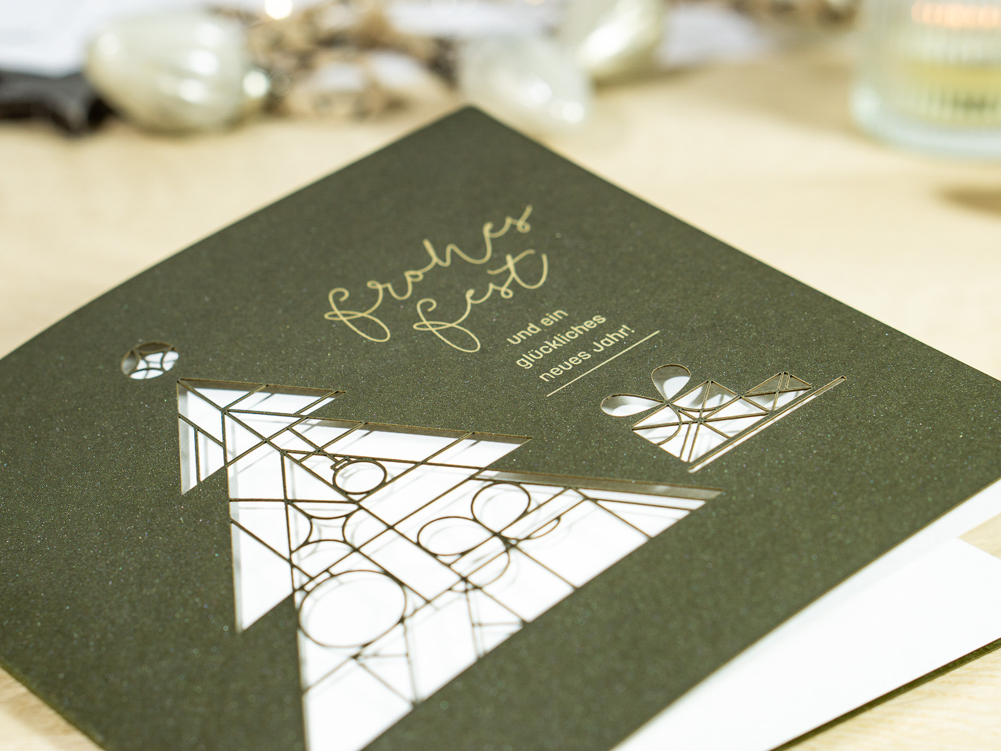 Zoom-In PALUXA Lasercut-Weihnachtskarte mit Frohes Fest Gravur, liegend, seitlich, Farbe Forestgreen.