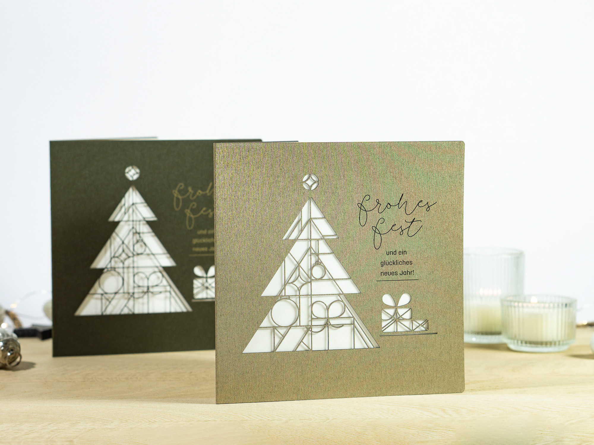 Zwei Farbvarianten PALUXA Lasercut-Weihnachtskarte mit Frohes Fest Gravur, stehend, Brownsilver und Forestgreen.
