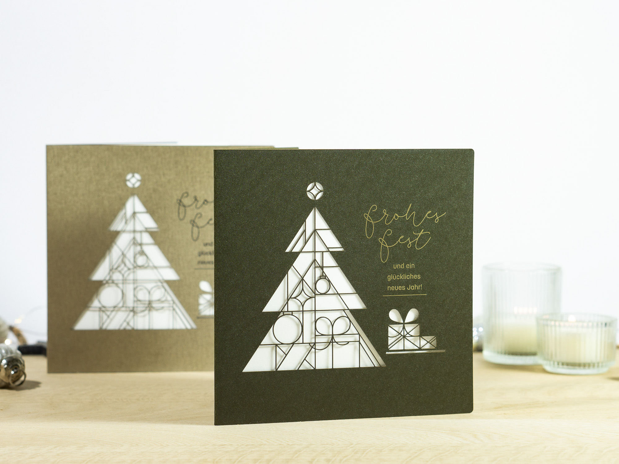 Zwei Farbvarianten PALUXA Lasercut-Weihnachtskarte mit Frohes Fest Gravur, stehend, Forestgreen und Brownsilver.