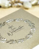 PALUXA_Weihnachtskranz_aus_Zweigen_Brownsilver_detail1.jpg Zoom-In PALUXA Lasercut-Weihnachtskarte mit Weihnachtskranz Motiv, liegend, seitlich, Farbe Brownsilver.