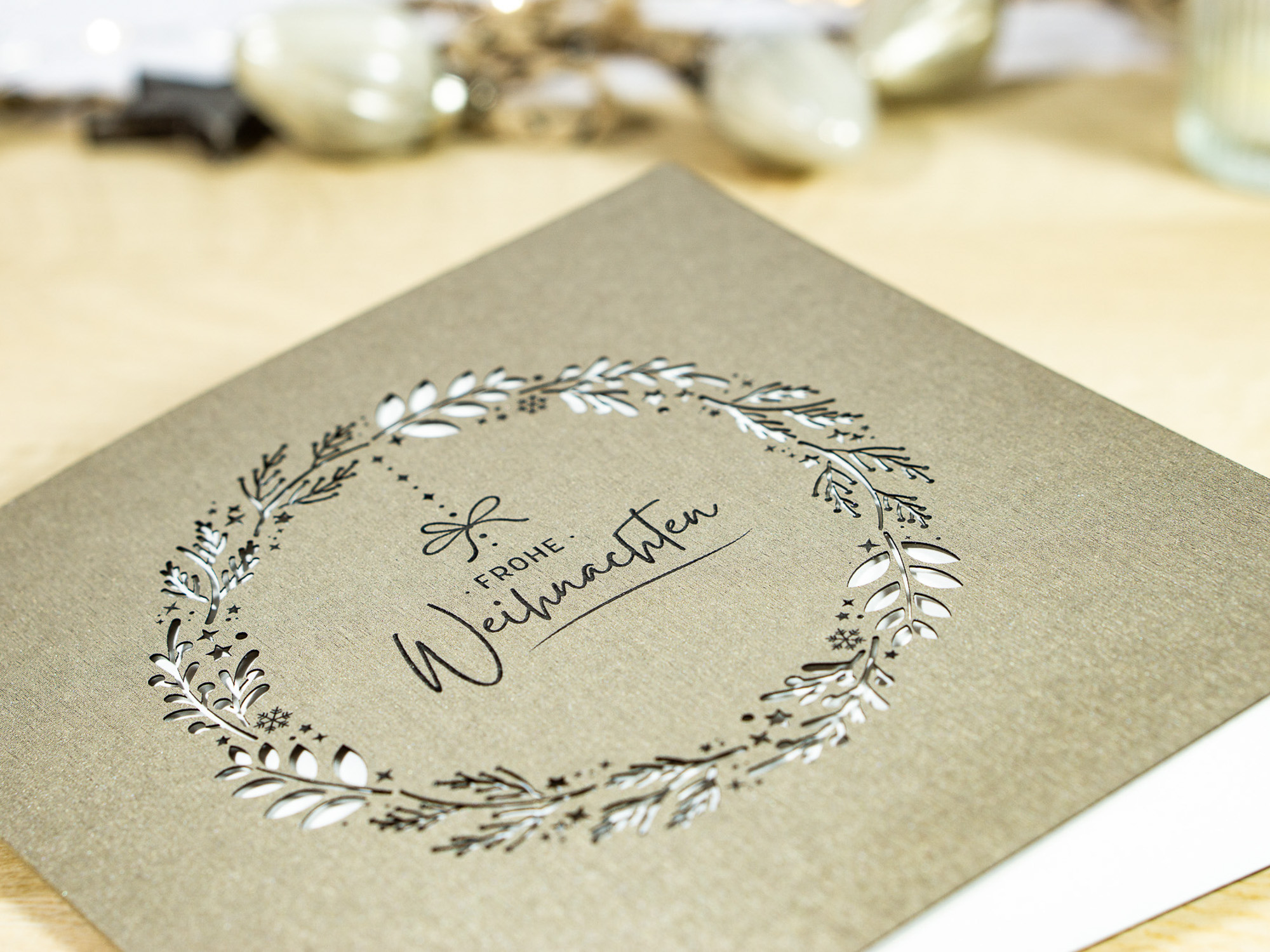 Zoom-In PALUXA Lasercut-Weihnachtskarte mit Weihnachtskranz Motiv, liegend, seitlich, Farbe Brownsilver.