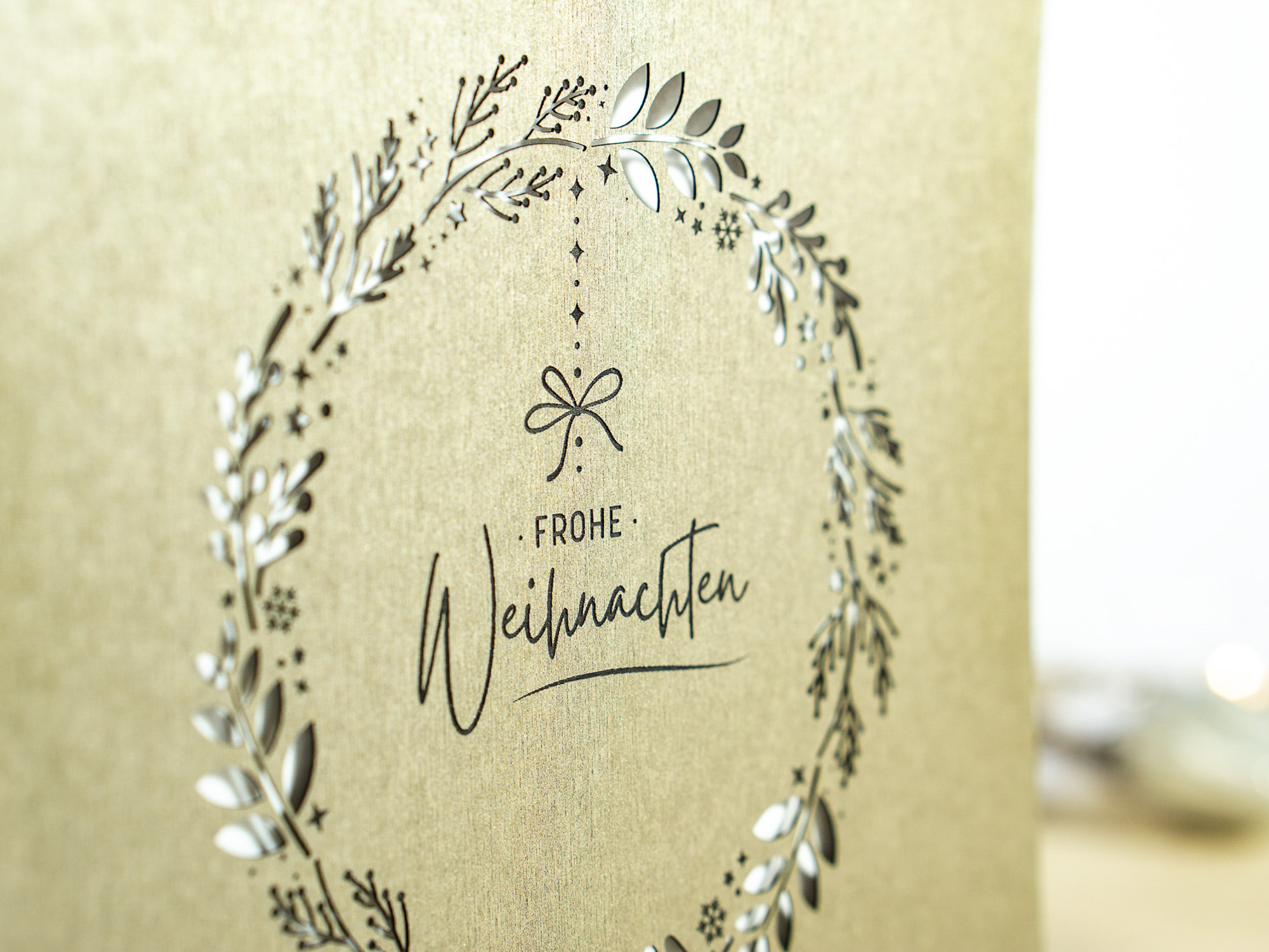 Zoom-In PALUXA Lasercut-Weihnachtskarte mit Weihnachtskranz Motiv, stehend, seitlich, Farbe Brownsilver.