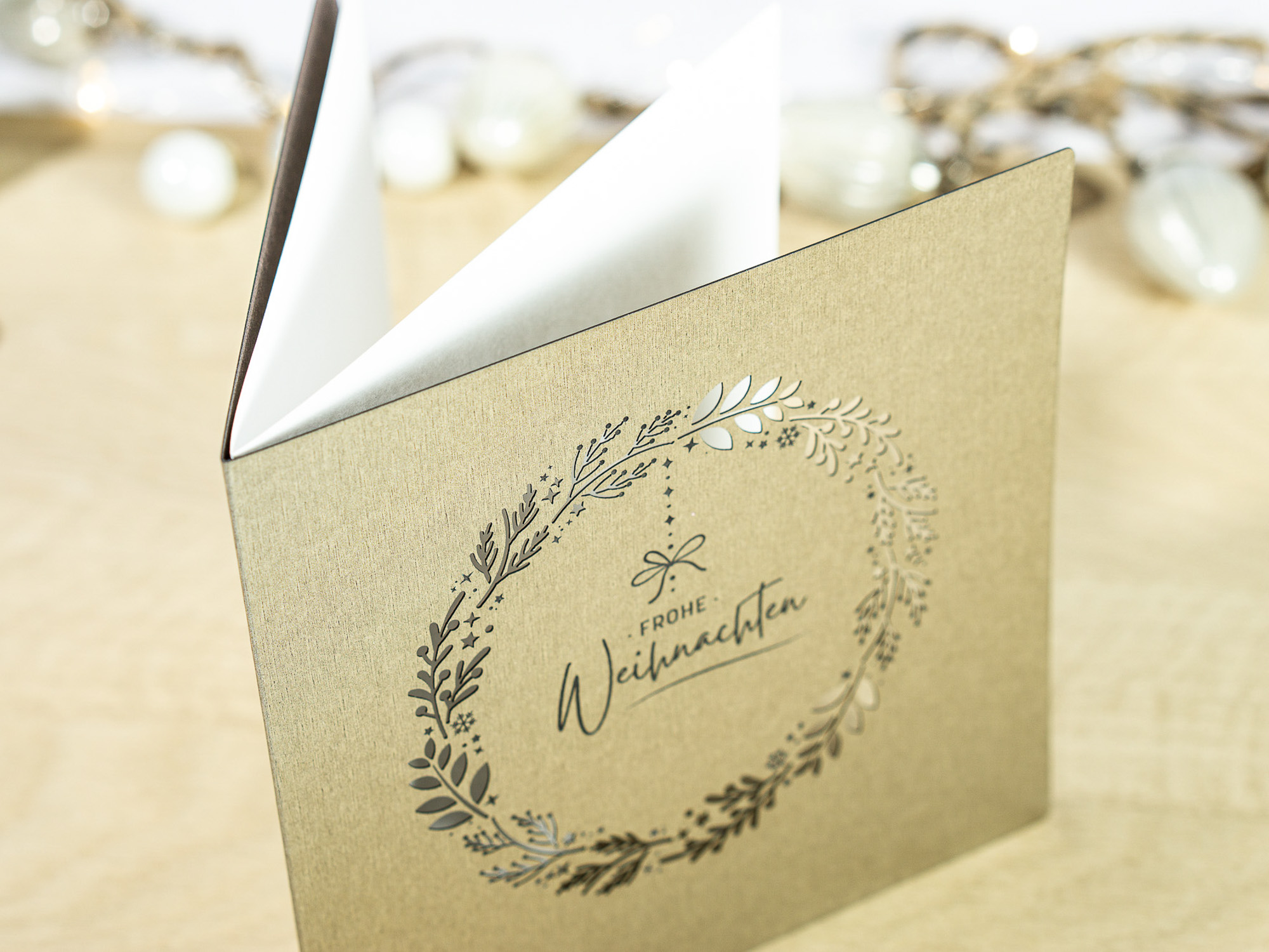 Zoom-In PALUXA Lasercut-Weihnachtskarte mit Weihnachtskranz Motiv, stehend, oben, Farbe Brownsilver.