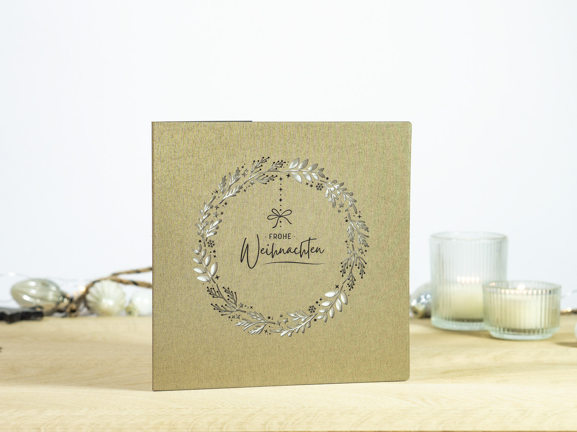 PALUXA Lasercut-Weihnachtskarte mit Weihnachtskranz Motiv, stehend, in Farbe Brownsilver.