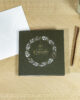 PALUXA_Weihnachtskranz_aus_Zweigen_Forestgreen_birdview.jpg PALUXA Lasercut-Weihnachtskarte mit Weihnachtskranz Motiv, liegend, Farbe Forestgreen.
