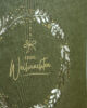 PALUXA_Weihnachtskranz_aus_Zweigen_Forestgreen_detail1.jpg Zoom-In PALUXA Lasercut-Weihnachtskarte mit Weihnachtskranz Motiv, stehend, seitlich, Farbe Forestgreen.