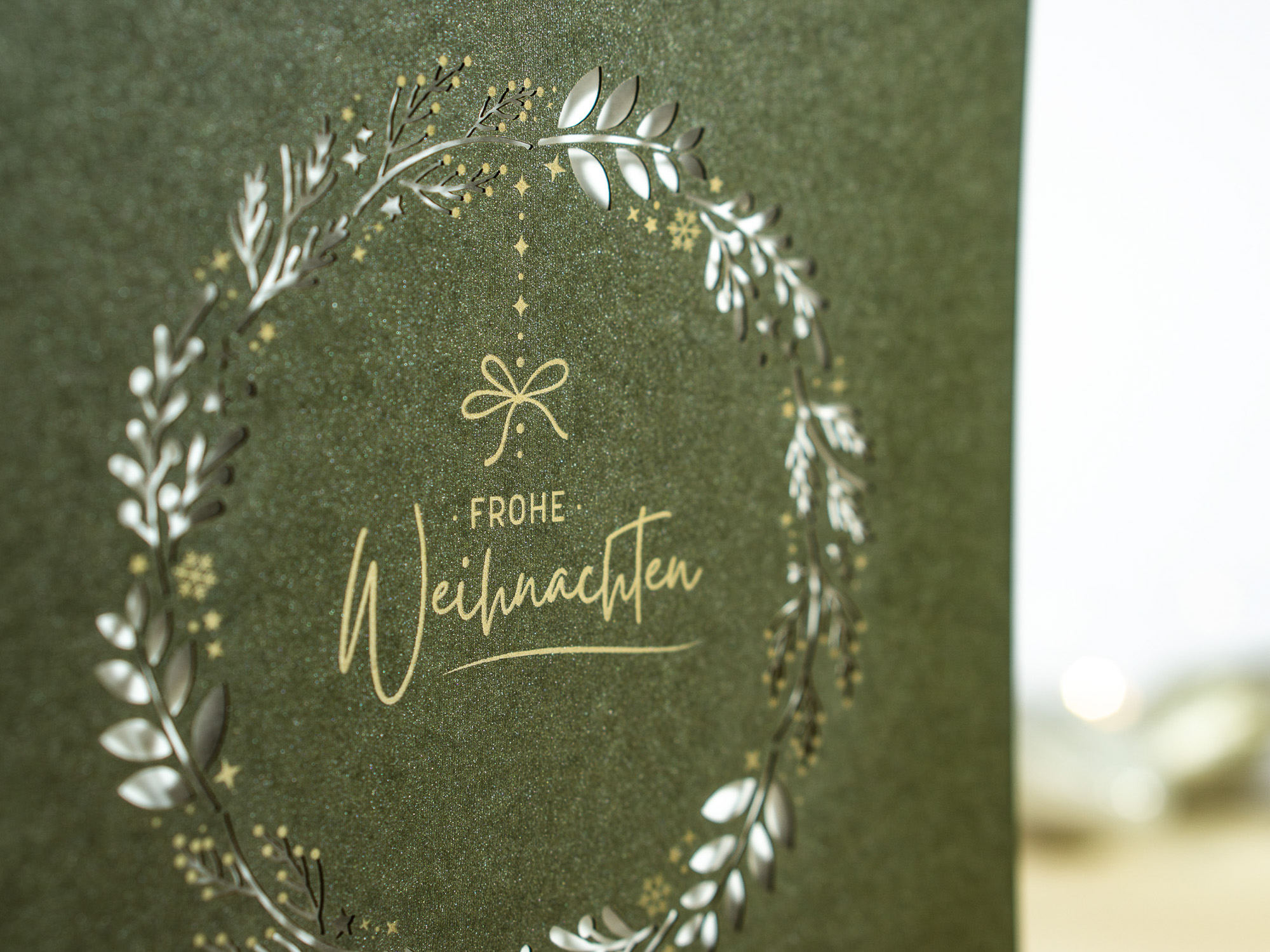 Zoom-In PALUXA Lasercut-Weihnachtskarte mit Weihnachtskranz Motiv, stehend, seitlich, Farbe Forestgreen.