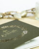 PALUXA_Weihnachtskranz_aus_Zweigen_Forestgreen_detail3.jpg Zoom-In PALUXA Lasercut-Weihnachtskarte mit Weihnachtskranz Motiv, liegend, seitlich, Farbe Forestgreen.