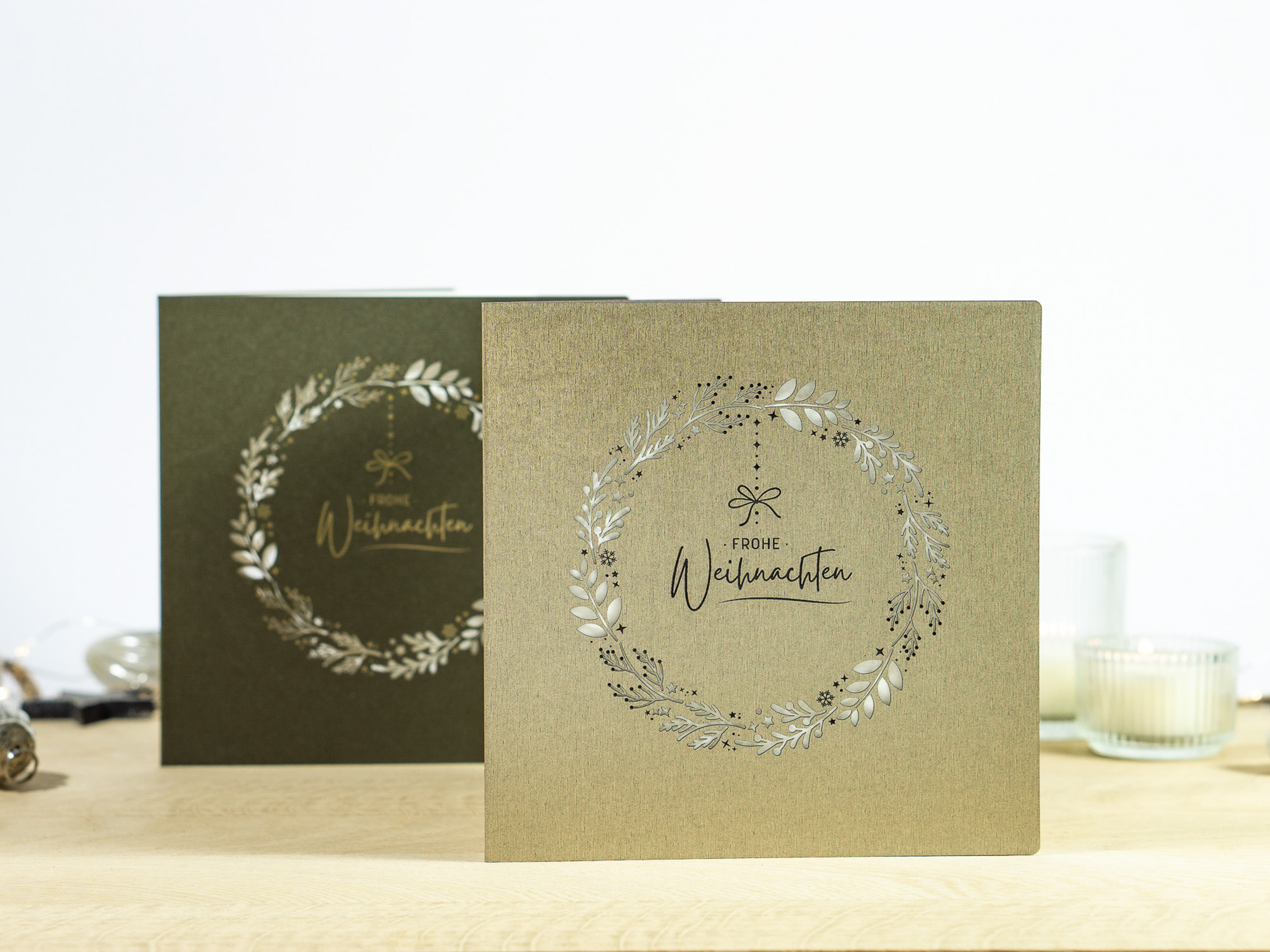 Zwei Farbvarianten PALUXA Lasercut-Weihnachtskarte mit Weihnachtskranz Motiv, stehend in Farben Brownsilver und Forestgreen.