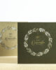 PALUXA_Weihnachtskranz_aus_Zweigen_Variante_Forestgreen.jpg Zwei Farbvarianten PALUXA Lasercut-Weihnachtskarte mit Weihnachtskranz Motiv, stehend in Farben Forestgreen und Brownsilver.
