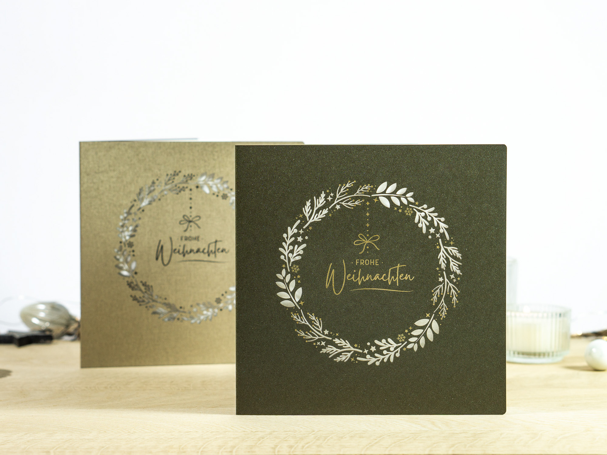 Zwei Farbvarianten PALUXA Lasercut-Weihnachtskarte mit Weihnachtskranz Motiv, stehend in Farben Forestgreen und Brownsilver.