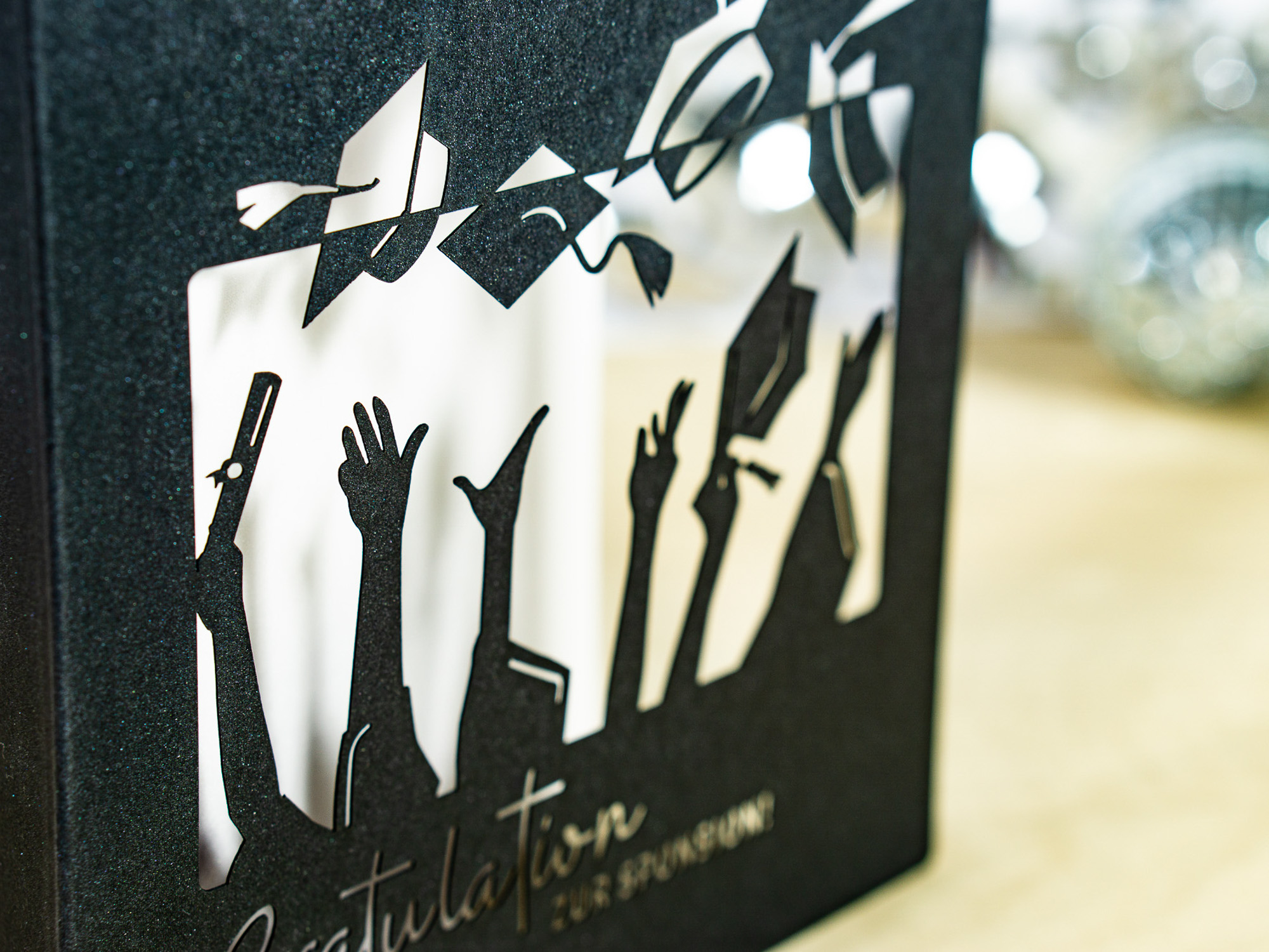 Zoom-In PALUXA Lasercut-Glückwunschkarte zur Sponsion, seitlich, stehend.