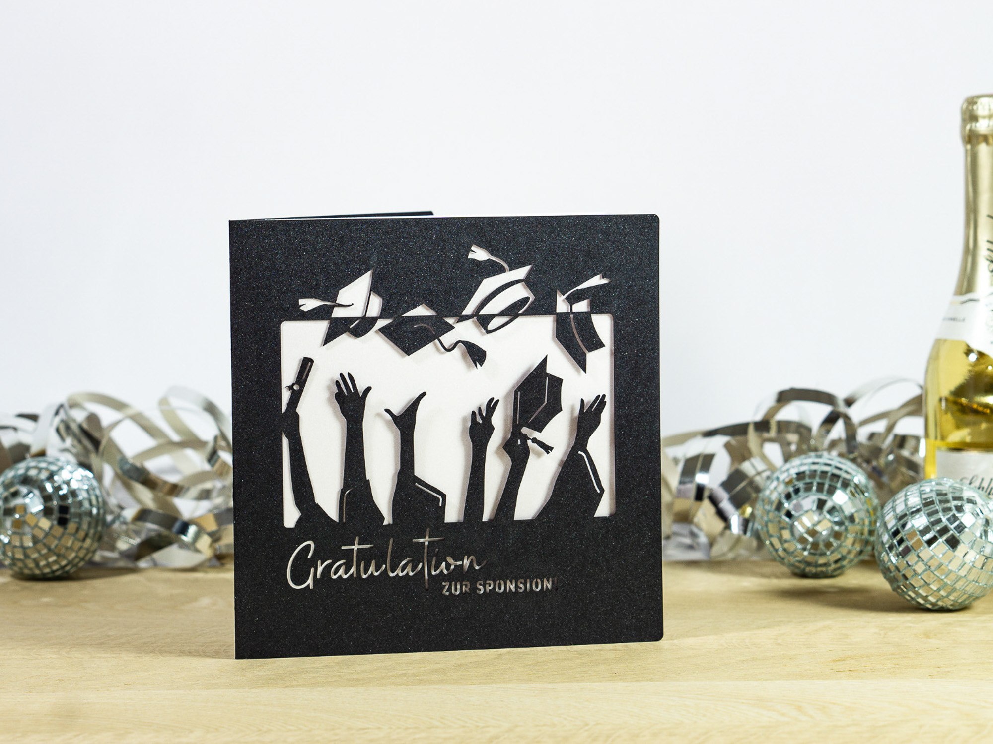 PALUXA_Zur_Sponsion_ShinyBlack_stehend.jpg PALUXA Lasercut-Glückwunschkarte zur Sponsion, frontal stehend.